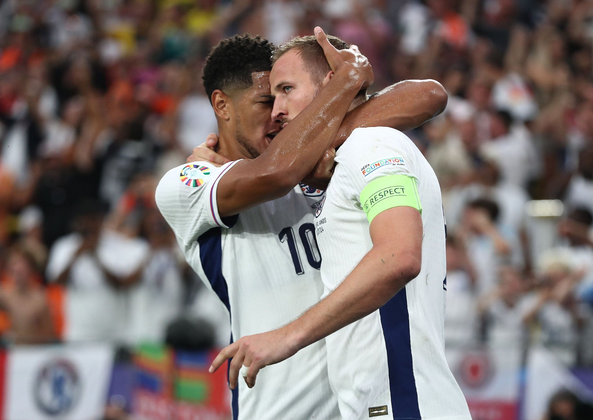 开云平台-英格兰队在比赛中击败对手，晋级下一轮，全场震撼