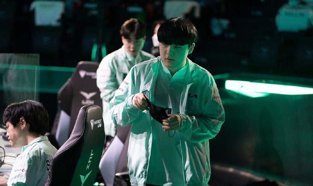 开云官网-FPX血洗DRX，Peanut关键团战开团秒人焦点之战小组赛，成为赛场最大亮点