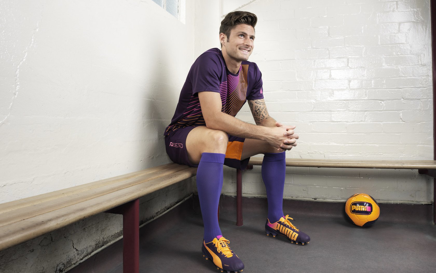 草根逆袭与巨星主宰，足球世界的两种荣光